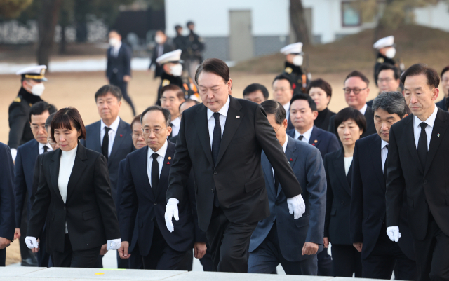 윤석열 대통령과 국무위원들이 계묘년(癸卯年) 새해 첫날인 1일 서울 동작구 국립서울현충원을 찾아 참배를 위해 현충탑으로 향하고 있다. 연합뉴스