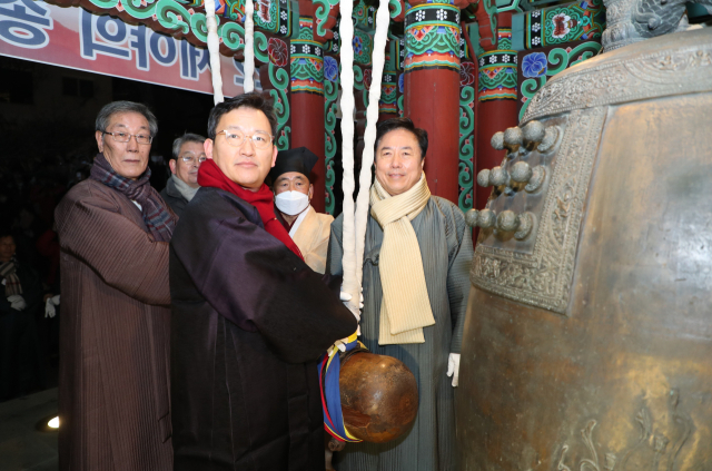 안동시는 시 승격 60주년을 맞는 계묘년 새해를 맞아 안동 웅부공원에 설치된 
