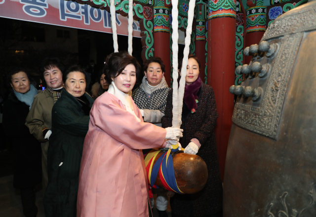 안동시는 시 승격 60주년을 맞는 계묘년 새해를 맞아 안동 웅부공원에 설치된
