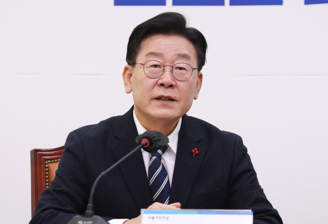 더불어민주당 이재명 대표가 29일 오후 국회 당대표실을 방문한 콜린 제임스 크룩스 주한영국대사를 접견하고 있다. 연합뉴스