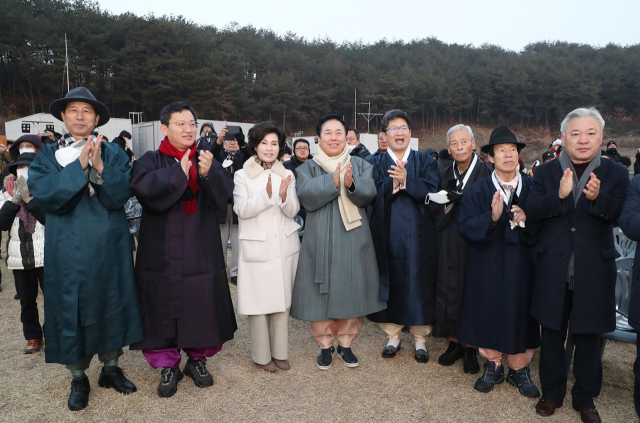 계묘년 새해 첫날 권기창 안동시장과 김형동 국회의원 등 시민 1천여명은 안동국제컨벤션센터 옥상에서 새해 첫 해맞이 행사를 가졌다. 안동시
