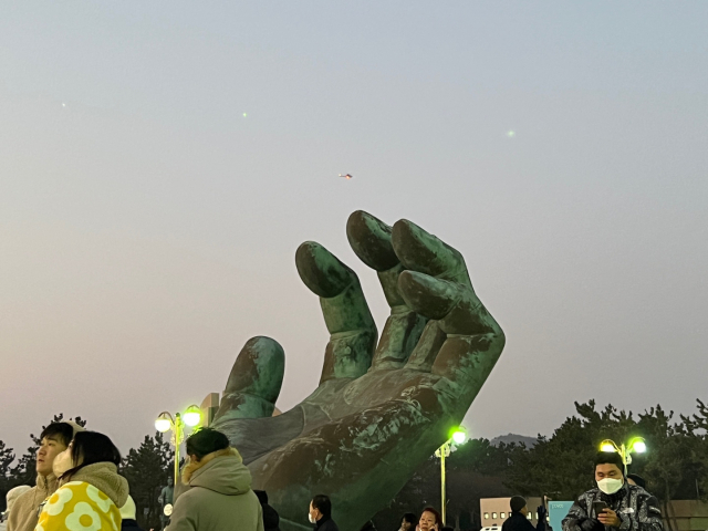 경북경찰청은 1일 새벽 경북 주요 해맞이 명소에 520여 명, 3개 기동대, 경찰특공대, 안전요원 등 1천900여 명과 경찰헬기 등을 출동시켜 다중 밀집 사고 예방에 나선 결과 한 건의 사고도 없었다고 밝혔다. 포항 호미곶 상공에 경찰헬기가 날고 있다. 경북경찰청 제공