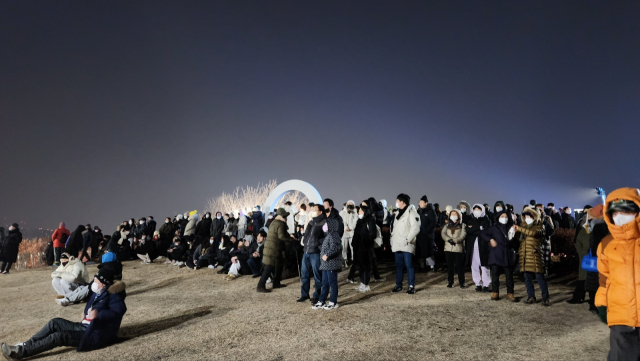 1일 영하 3도 날씨에도 많은 시민들이 동촌유원지 해맞이공원에 모여 해가 뜨기를 기다리고 있다. 윤수진 수습기자