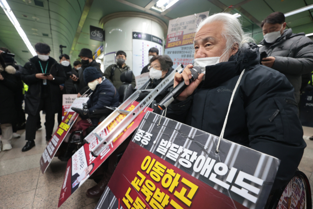 박경석 전국장애인차별철폐연대(전장연) 대표가 20일 오전 서울 5호선 광화문역에서 지하철 탑승 시위에 앞서 발언하고 있다. 연합뉴스