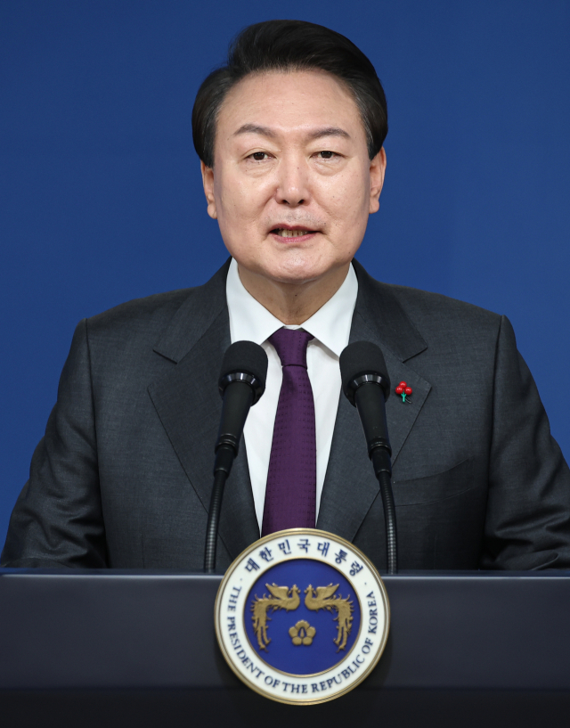윤석열 대통령이 계묘년(癸卯年) 새해 첫날인 1일 서울 용산 대통령실 청사에서 신년사를 발표하고 있다. 연합뉴스