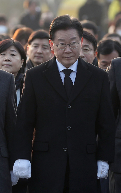 더불어민주당 이재명 대표가 1일 오후 경남 김해시 진영읍 봉하마을 노무현 전 대통령 묘역을 참배하고 있다. 너럭바위로 이동하는 모습. 연합뉴스