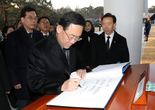 국민의힘 주호영 원내대표가 2023년도 새해 첫날인 1일 오전 서울 동작구 국립서울현충원 현충탑 참배를 마치고 방명록을 작성하고 있다. 연합뉴스