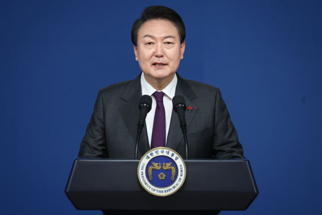 윤석열 대통령이 계묘년(癸卯年) 새해 첫날인 1일 서울 용산 대통령실 청사에서 신년사를 발표하고 있다. 연합뉴스