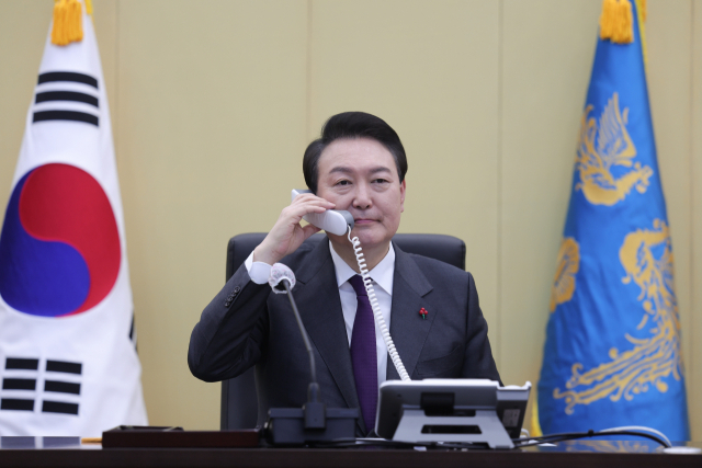 윤석열 대통령이 계묘년(癸卯年) 새해 첫날인 1일 서울 용산 대통령실 청사에서 합동참모본부과 육·해·공·해병대 등 군 수뇌부로부터 대비태세를 보고받고 격려하고 있다. 연합뉴스