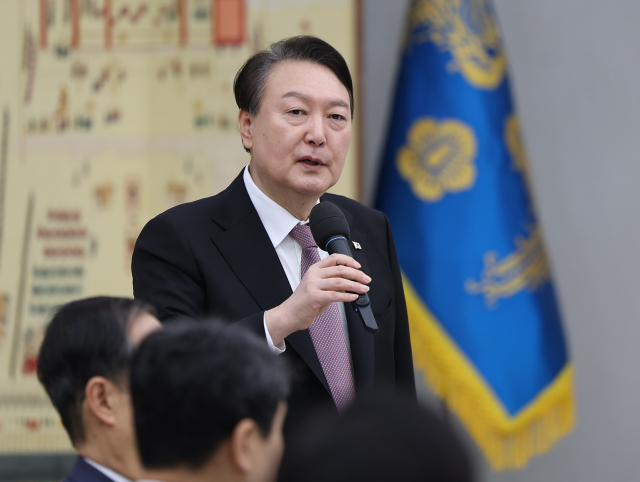 윤석열 대통령이 새해 첫날인 1일 서울 용산 대통령실 청사에서 국무위원들과 떡국으로 조찬을 함께 한 자리에서 발언하고 있다. 연합뉴스