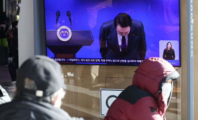 1일 오전 서울역 대합실에서 시민들이 윤석열 대통령의 2023년 신년사 방송을 시청하고 있다. 연합뉴스