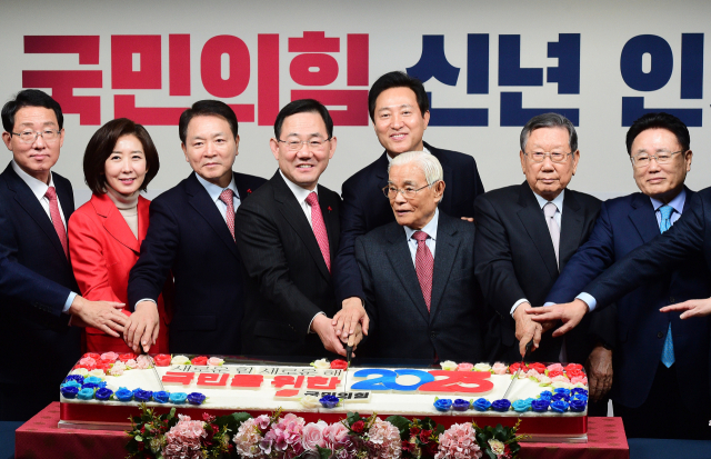 1일 오전 서울 여의도 중앙당사에서 열린 2023 국민의힘 신년인사회에서 주호영 원내대표, 오세훈 서울시장, 목요상, 유흥수, 유준상 상임고문과 당직자들이 떡케이크를 자르고 있다. 연합뉴스