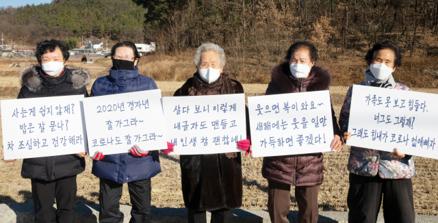 자신들의 글씨체 푯말을 들어보이는 칠곡할매글꼴 주인공들. 왼쪽부터 권안자·이원순·추유을·김영분·이종희 할머니. 칠곡군 제공
