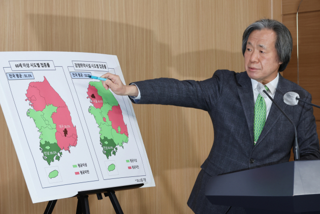 정기석 코로나19 특별대응단장 겸 국가 감염병 위기대응 자문위원장이 2일 정부서울청사 브리핑실에서 개량백신 효과와 부작용에 대해 브리핑을 하고 있다. 연합뉴스