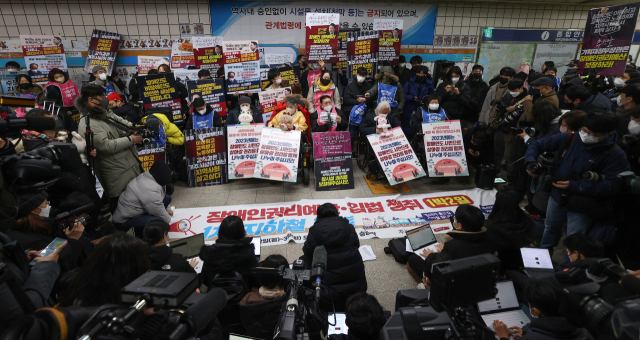 전국장애인차별철폐연대(전장연) 회원들이 2일 오전 서울 지하철 4호선 삼각지역 승강장에서 지하철 탑승 시위를 벌이기 전 기자회견을 하고 있다. 연합뉴스