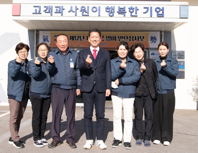 김장호(가운데) 구미시장과 구미산단 내 엘씨텍㈜ 김영복(왼쪽 세 번째) 대표를 비롯한 임직원들이 새해 간담회를 하고 기념촬영하고 있다. 구미시 제공