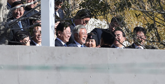 문재인 전 대통령 내외와 이재명 더불어민주당 대표 등이 2일 경남 양산시 하북면 평산마을 문 전 대통령 사저에서 단체 사진 촬영을 하고 있다. 연합뉴스