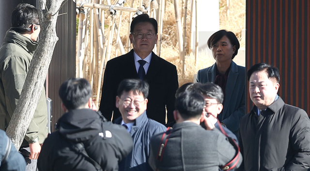 이재명 더불어민주당 대표 등이 2일 경남 양산시 하북면 평산마을 문 전 대통령 사저에서 문 전 대통령 예방을 마친 후 걸어 나오고 있다. 연합뉴스