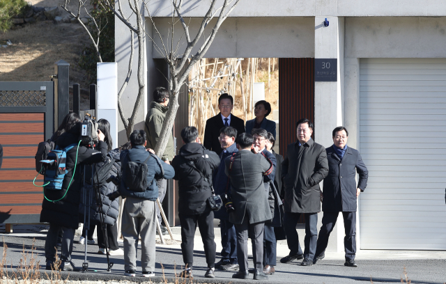 이재명 더불어민주당 대표 등이 2일 경남 양산시 하북면 평산마을 문 전 대통령 사저에서 문 전 대통령 예방을 마친 후 걸어 나오고 있다. 연합뉴스