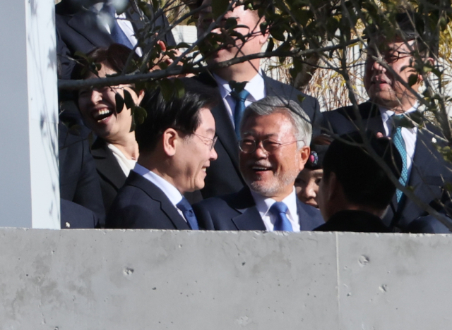 문재인 전 대통령 내외와 이재명 더불어민주당 대표 등이 2일 경남 양산시 하북면 평산마을 문 전 대통령 사저에서 단체 사진 촬영을 하고 있다. 연합뉴스