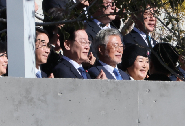 문재인 전 대통령 내외와 이재명 더불어민주당 대표 등이 2일 경남 양산시 하북면 평산마을 문 전 대통령 사저에서 단체 사진 촬영을 하고 있다. 연합뉴스