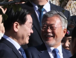 문재인 전 대통령 내외와 이재명 더불어민주당 대표 등이 2일 경남 양산시 하북면 평산마을 문 전 대통령 사저에서 단체 사진 촬영을 하고 있다. 연합뉴스