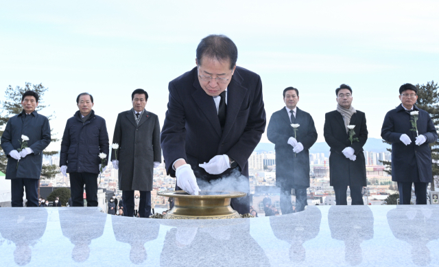 홍준표 대구시장과 기초단체장, 대구시 간부 공무원 등은 2일 충혼탑 참배로 새해 첫 일정을 시작했다. 대구시 제공.