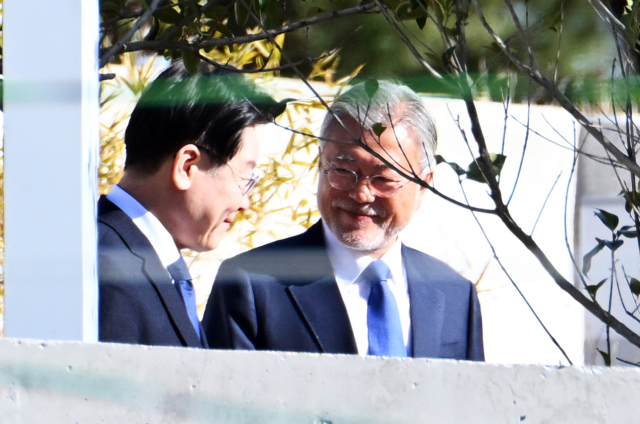 문재인 전 대통령 내외와 이재명 더불어민주당 대표 등이 2일 경남 양산시 하북면 평산마을 문 전 대통령 사저에서 단체 사진 촬영에 앞서 대화하고 있다. 연합뉴스