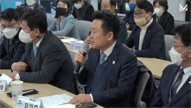 최인호 국토교통위원회 민주당 간사는 2일 민주당 부산시당에서 열린 현장 최고위원회의에서 부산 가덕도 신공항(가덕신공항)이 윤석열 정부의 추진 의지가 약해 2029년 개항 목표를 달성할 수 있을지 의문이라며 올해 상반기 내로 가덕신공항 건설 로드맵을 제시할 것으로 촉구했다. 유튜브 델리민주 캡처
