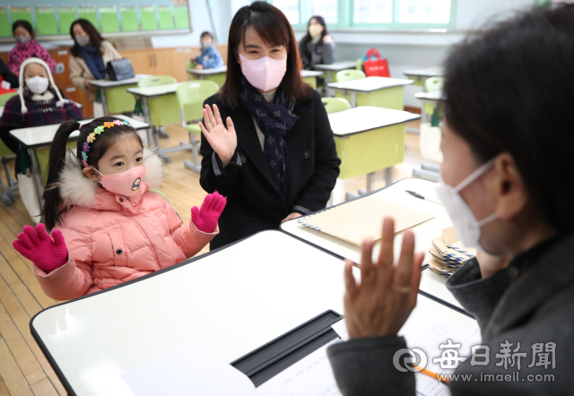 2023학년도 대구지역 공립 초등학교 신입생 예비소집일인 2일 동대구초등학교에서 신입생이 선생님과 인사를 하고 있다. 올해 대구지역 초등학교 입학대상자는 2016년생 아동과 전년도 미취학아동을 포함한 1만9천303명이다. 안성완 기자 asw0727@imaeil.com