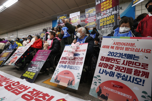 전국장애인차별철폐연대(전장연) 회원들이 2일 오전 서울 지하철 4호선 삼각지역 승강장에서 지하철 탑승 시위를 벌이기 전 기자회견을 하고 있다. 연합뉴스