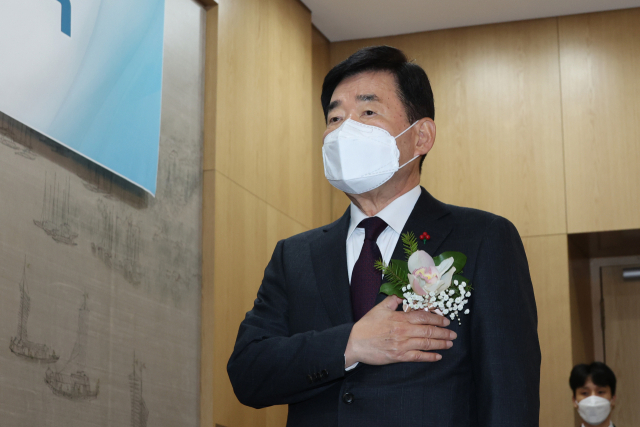 김진표 국회의장이 2일 오전 국회에서 열린 2023년 시무식에서 국기에 경례하고 있다. 연합뉴스