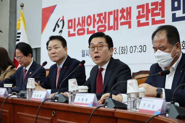 이제훈 홈플러스 대표이사가 3일 오전 국회에서 열린 설 민생안정대책 관련 민·당·정협의회에서 인사말하고 있다. 왼쪽부터 기획재정위원회 여당 간사인 류성걸 의원, 국민의힘 성일종 정책위의장, 이 대표이사, 신영호 농협하나로유통 대표이사. 연합뉴스
