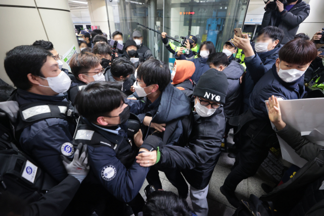 3일 오전 전국장애인차별철폐연대(전장연) 활동가들이 서울 4호선 동대문역사문화공원에서 지하철 탑승을 시도하다가 서울교통공사 측과 거칠게 대치하고 있다. 전날 전장연은 탑승을 막는 서울교통공사·경찰과 대치하며 13시간 가량 시위를 벌이다가 이날 오전 10시 30분에 시위를 재개할 것을 예고하며 해산했다. 연합뉴스