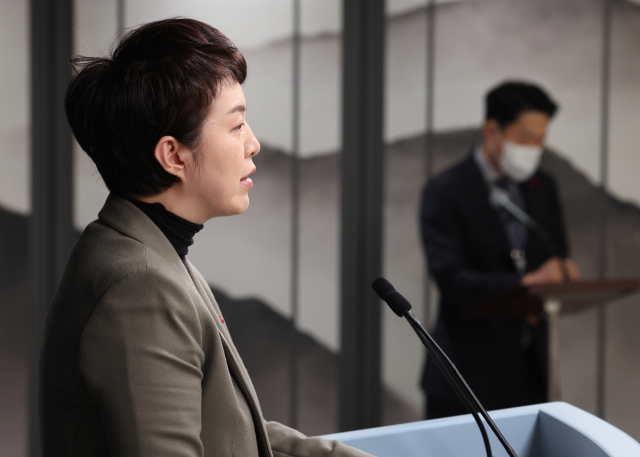 대통령실 김은혜 홍보수석이 28일 서울 용산 대통령실 청사에서 현안 브리핑을 하고 있다. 오른쪽은 이재명 부대변인. 연합뉴스