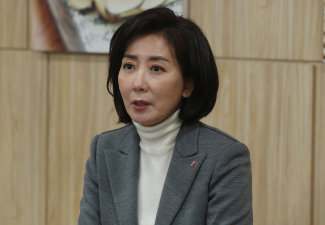 국민의힘 나경원 전 의원이 7일 대구 중구 한방 의료체험타운에서 열린 청년 4.0 포럼 참석에서 앞서 기자들을 만나고 있다. 연합뉴스