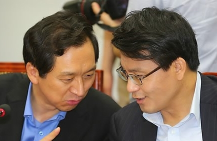 지난 2013년 7월 15일 당시 김기현 새누리당 정책위의장과 윤상현 원내수석부대표. 자료사진. 연합뉴스