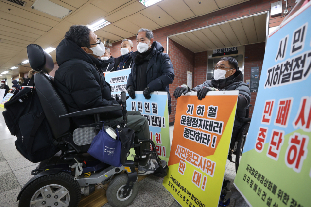 지하철운행 정상화를 위한 장애인연대 회원들이 2일 오전 서울 지하철 4호선 삼각지역 승강장에 진입하려는 전국장애인차별철폐연대(전장연) 회원들을 막기 위해 승강기 앞에서 시위를 벌이고 있다. 연합뉴스