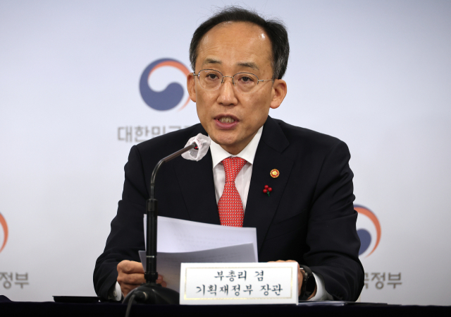 추경호 경제부총리 겸 기획재정부 장관이 3일 정부서울청사 브리핑실에서 장영진 산업통상자원부 1차관이 배석한 가운데 반도체 등 세제지원 강화 방안을 발표하고 있다. 연합뉴스