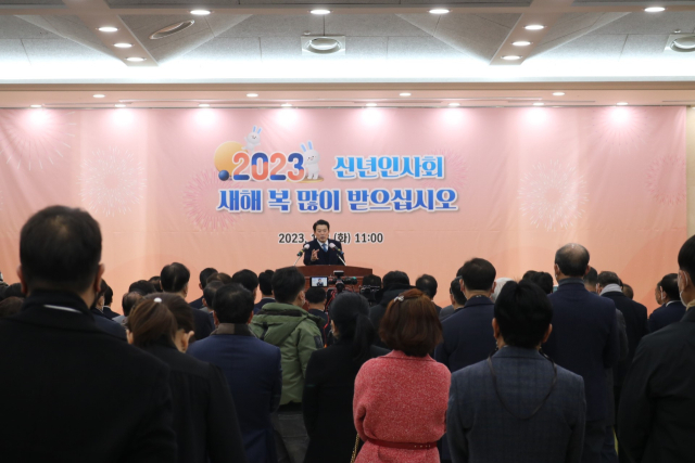 구미상공회의소 강당에서 구미시 2023년 신년인사회에서 윤재호 구미상의 회장이 인사말을 하고 있다. 구미상의 제공