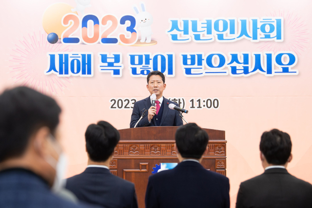 구미상공회의소 강당에서 열린 구미시 2023년 신년인사회에서 김장호 구미사장이 인사말을 하고 있다. 구미시 제공