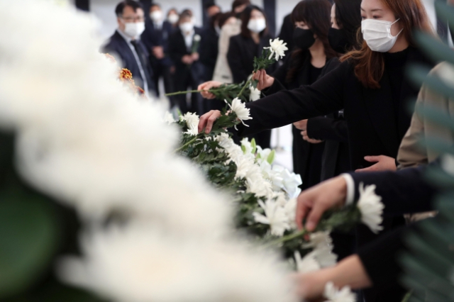 이태원 참사로 숨진 이들을 추모하기 위해 지난해 11월 2일 대구 두류공원 내 안병근올림픽기념유도관에 마련된 합동분향소에서 희생자를 애도하는 시민들의 발길이 이어지고 있다. 연합뉴스