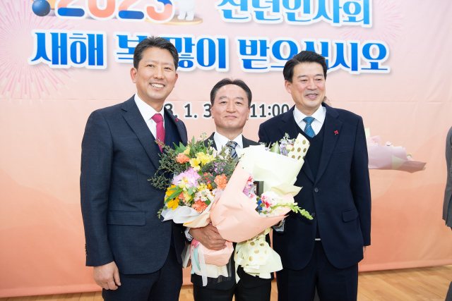 김현도(가운데) 삼성전자 구미 스마트시티 지원센터장(부사장)이 3일 제33회 구미상공대상을 수상한 후 김장호(왼쪽) 구미시장, 윤재호 구미상공회의소 회장의 축하를 받으며 기념촬영하고 있다. 구미시 제공