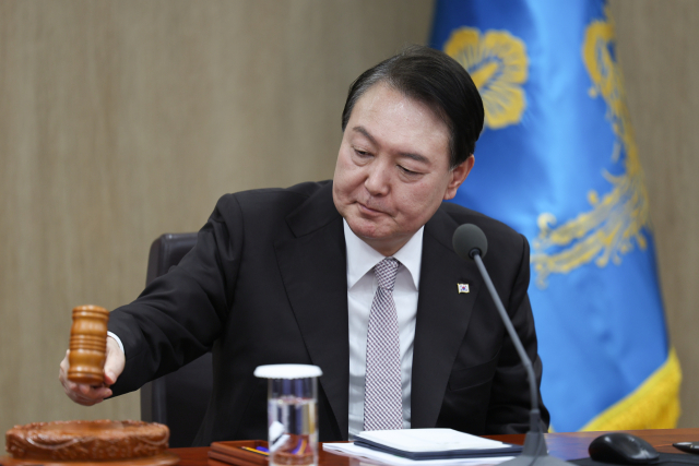 윤석열 대통령이 3일 서울 용산 대통령실 청사에서 열린 올해 첫 국무회의에서 개회 선언을 하고 있다. 연합뉴스
