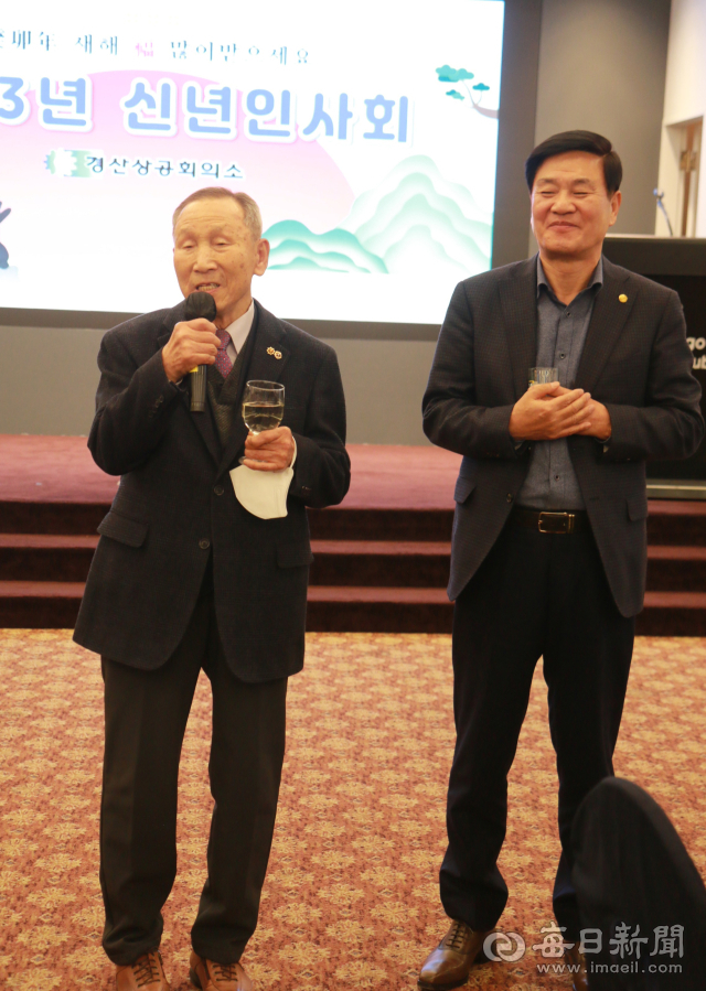 3일 경산상공회의소 주최로 열린 2023 신년인사회에서 올해 100세를 맞는 한국전쟁 참전용사 배수용 옹이 건배사를 하고 있다, 그 옆이 이우경 한국자유총연맹 경북도지부 회장. 독자제공