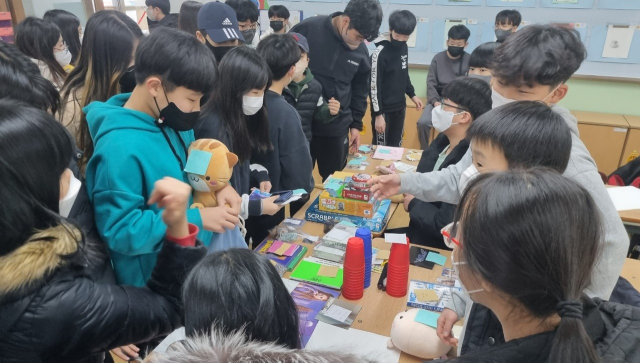 칠곡군 왜관동부초등학교 6학년들이 플리마켓을 열고 있다. 왜관동부초등학교 제공