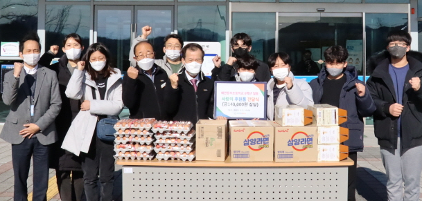 칠곡군 왜관동부초등학교 6학년들과 학교 관계자들이 칠곡군장애인복지관에 물품을 기부하고 있다. 왜관동부초등학교 제공