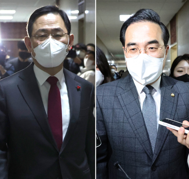 국민의힘 주호영 원내대표(왼쪽)와 더불어민주당 박홍근 원내대표가 3일 오전 국회 운영위원장실에서 새해 첫 만남을 마친 뒤 밖으로 나오고 있다. 여야 원내대표는 이날 회동에서 이태원참사 국정조사의 기간 연장과 1월 임시국회 문제를 논의했으나 합의를 보지 못했다. 연합뉴스