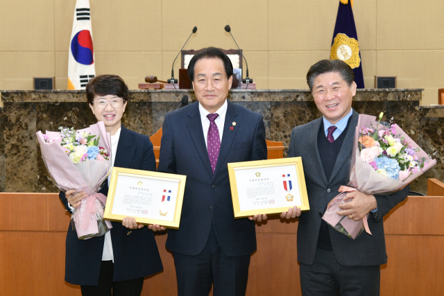 김은영(왼쪽) 달성군의원과 전홍배(오른쪽) 달성군의원이 3일 대구시구군의장협의회가 주관하는 