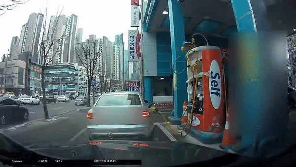 주유기를 꽂은 채 출발하는 차량. 온라인 커뮤니티 